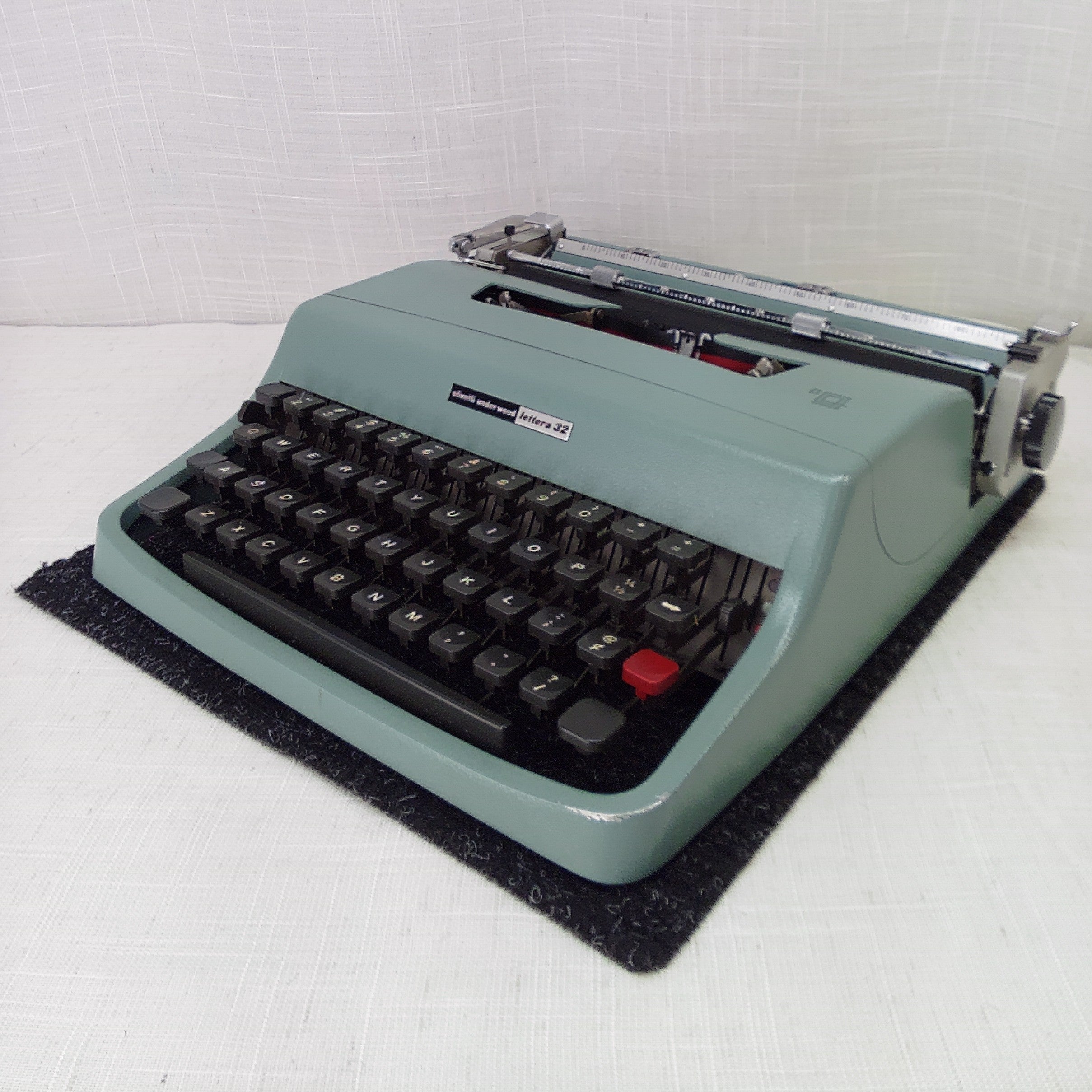 Typewriters for Sale- Olivetti Underwood Lettera 32 1968