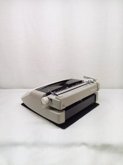 Royal Safari Working Typewriter, 1970