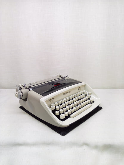 Royal Safari Working Typewriter, 1970